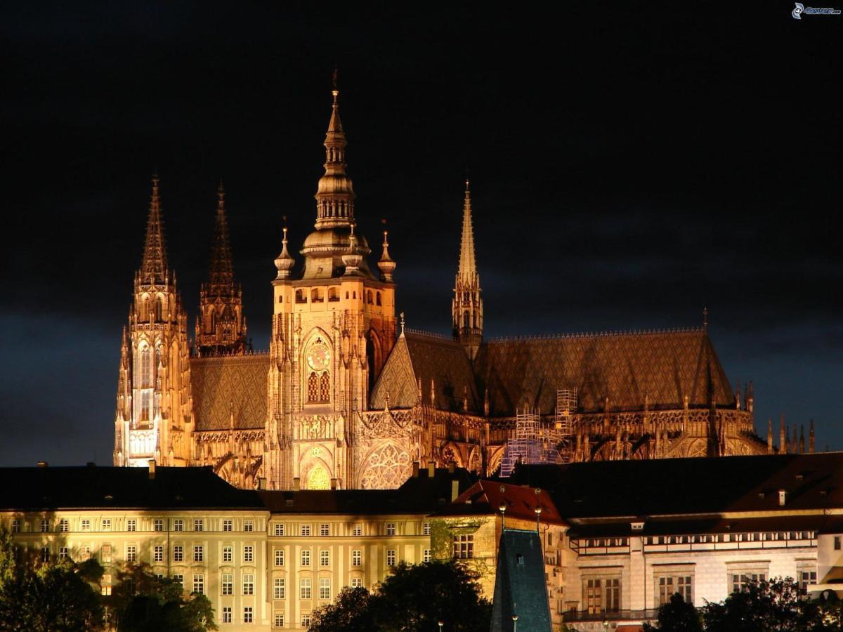 The Bookhouse, 5-Bedroom Residence By Prague Castle ภายนอก รูปภาพ
