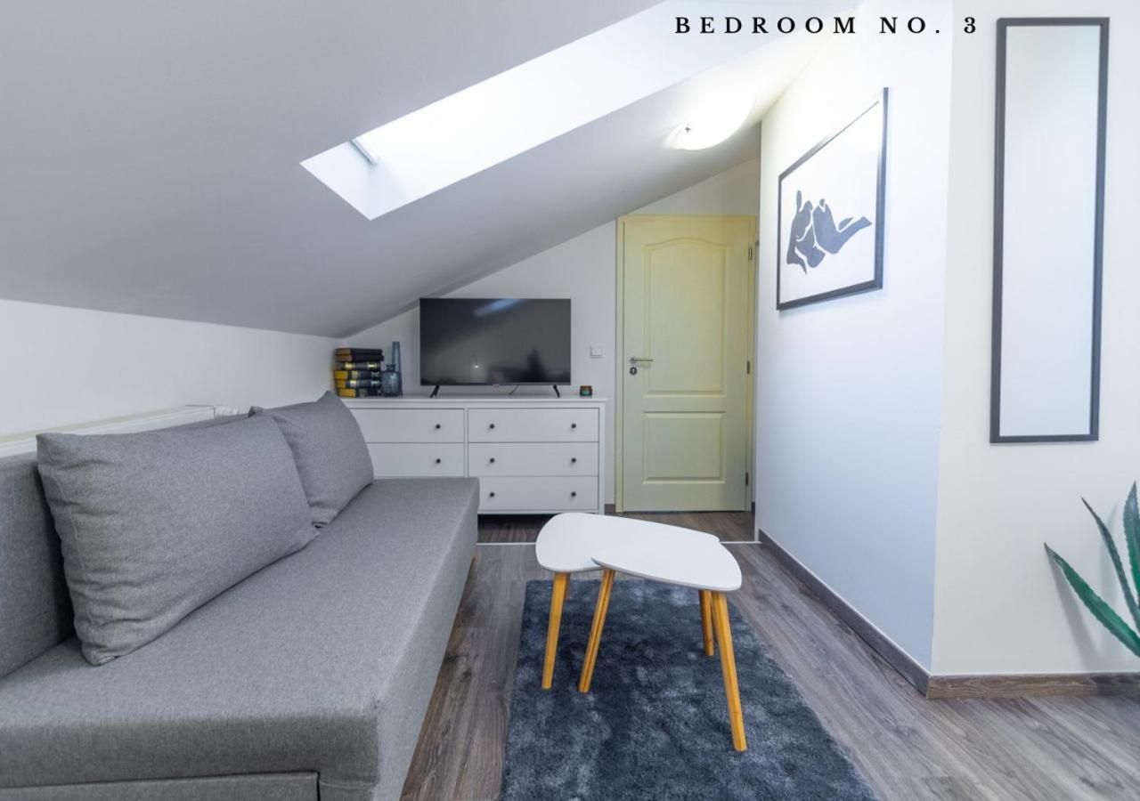 The Bookhouse, 5-Bedroom Residence By Prague Castle ภายนอก รูปภาพ