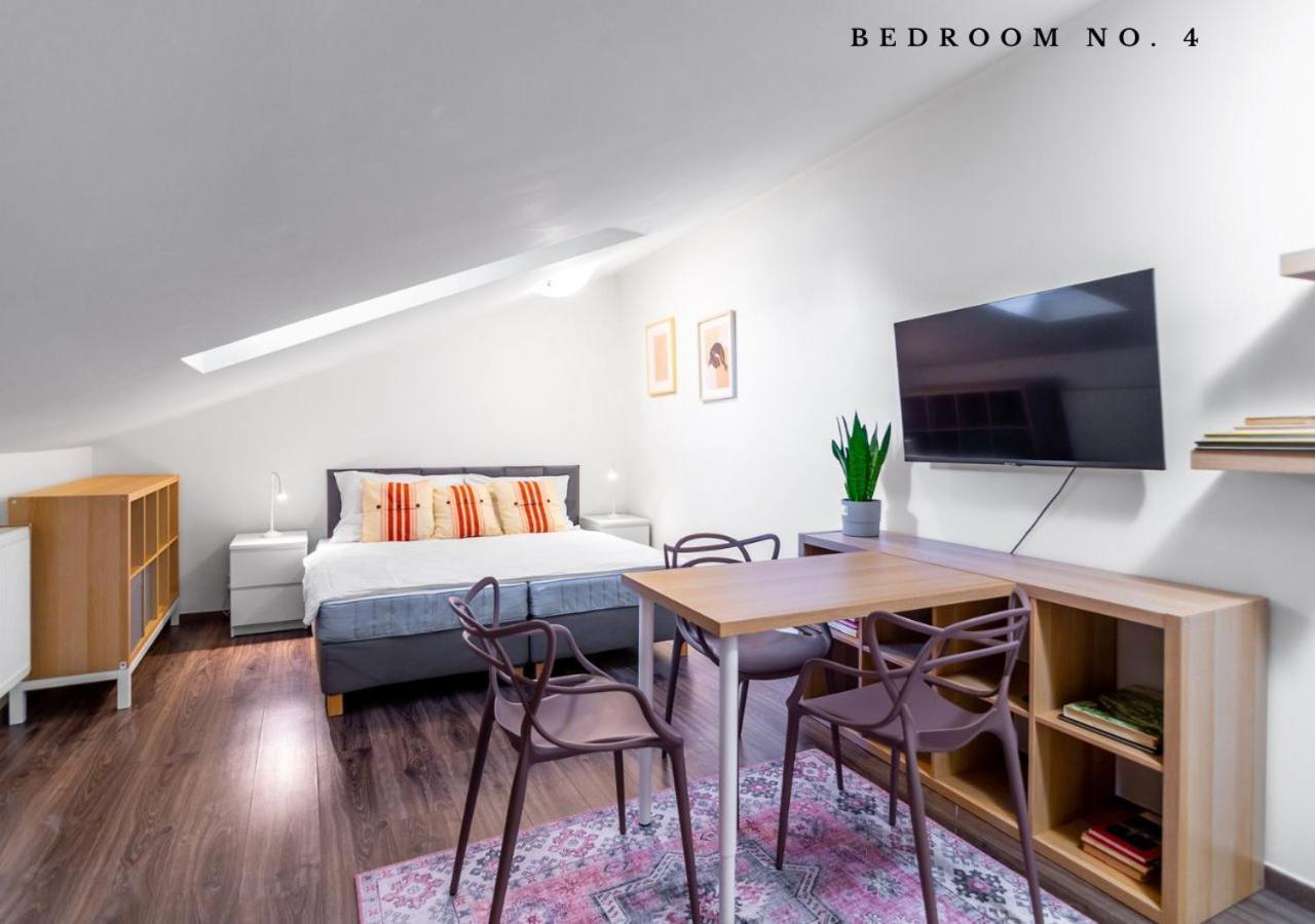 The Bookhouse, 5-Bedroom Residence By Prague Castle ภายนอก รูปภาพ